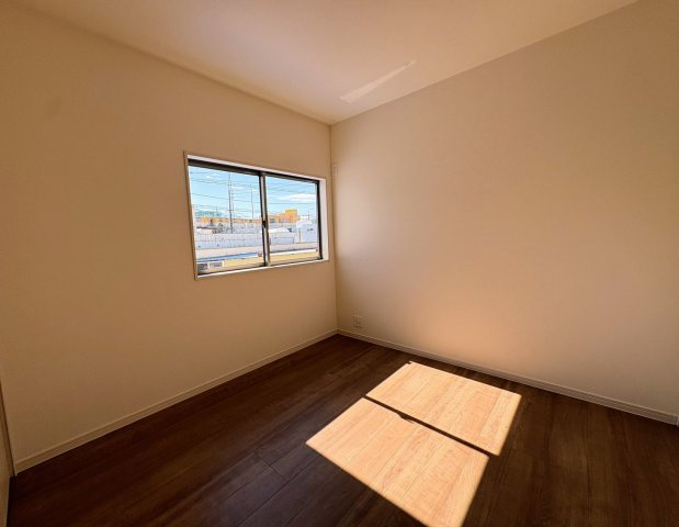 リーブルガーデンうるま市江洲・３号棟の洋室|２階洋室５帖