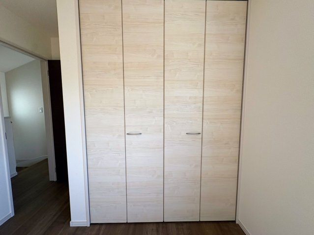 リーブルガーデンうるま市江洲・３号棟のその他|２階洋室５帖に設置されたクローゼット収納