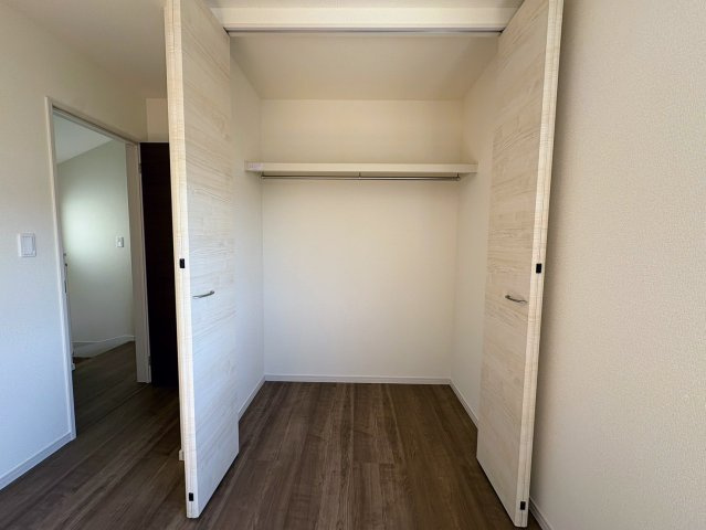 リーブルガーデンうるま市江洲・３号棟の収納|２階洋室５帖に設置されたクローゼット収納