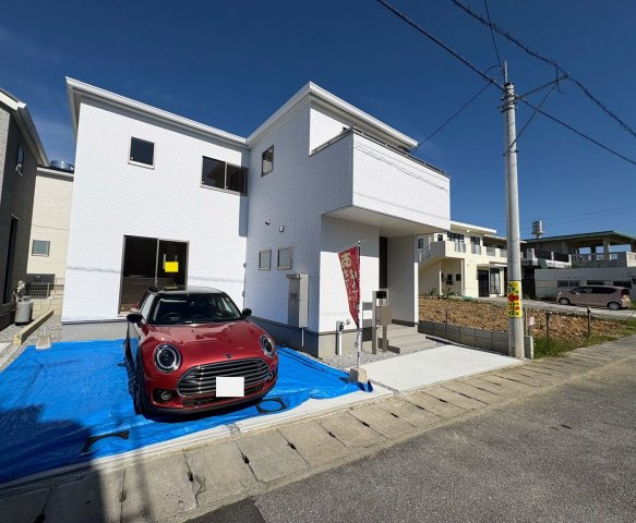 リーブルガーデンうるま市江洲・３号棟の外観|並列２台駐車可能スペース付き‼お気軽にお問い合わせください♪