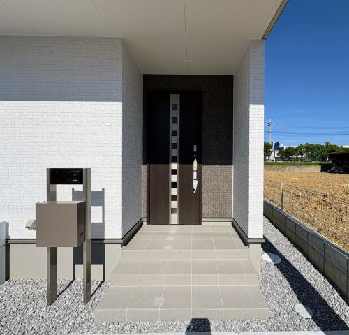 リーブルガーデンうるま市江洲・３号棟の玄関|屋根付きで置き配スペースも確保できる玄関ポーチ／人感センサー＆TVモニター付きインターフォン