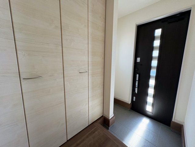 リーブルガーデンうるま市江洲・３号棟の玄関|玄関には、収納力抜群の天井高シューズクローゼット