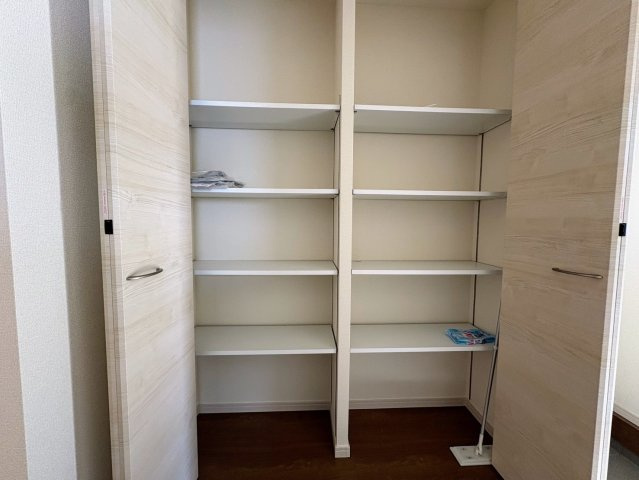 リーブルガーデンうるま市江洲・３号棟の収納|可動式棚付きで収納力抜群の天井高シューズクローゼット