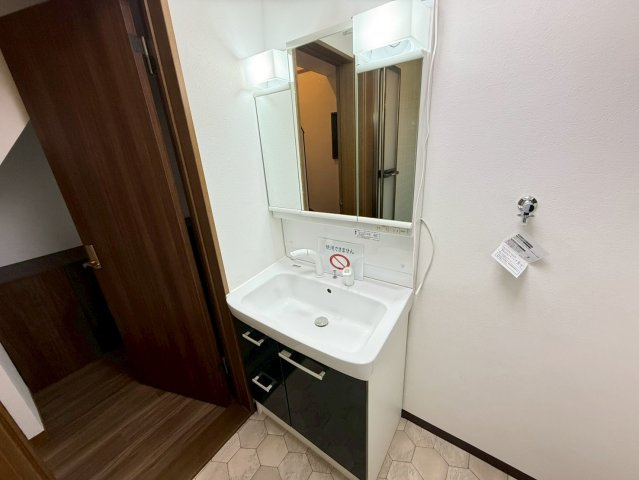 池田本町戸建の独立洗面台|独立洗面台、小物を置くことができて便利です