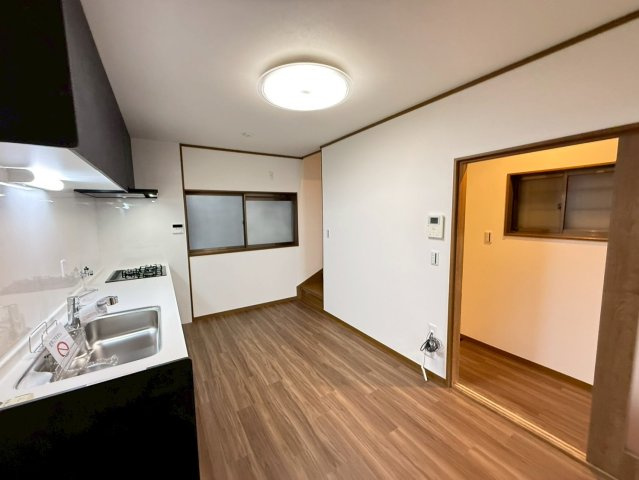 池田本町戸建のキッチン|コンパクトなキッチンで掃除もラクラク