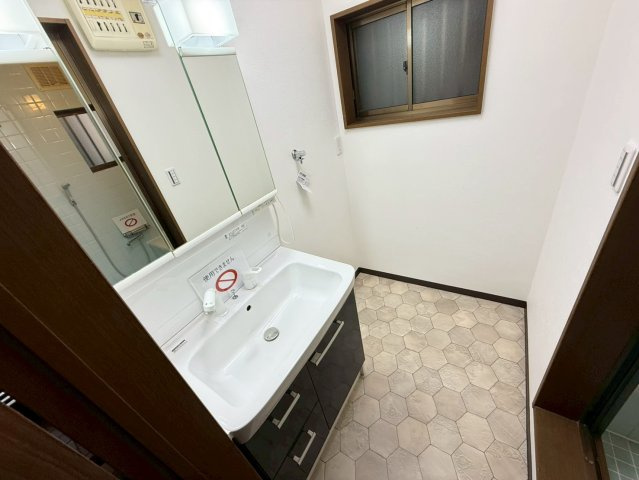 池田本町戸建の独立洗面台|使いやすい独立洗面台です