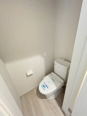 【内装】 | 大野城市白木原4丁目1期　1号棟（全2棟）【仲介手数料無料・0円】 | 施工例。1階のトイレです。施工例は完成時と異なる場合があります。