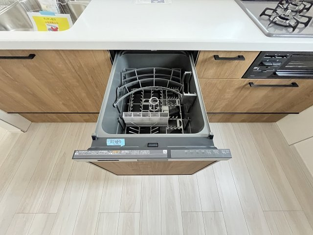【キッチン】 | 大野城市白木原4丁目1期　1号棟（全2棟）【仲介手数料無料・0円】 | 現地写真。食洗器が付いてます。