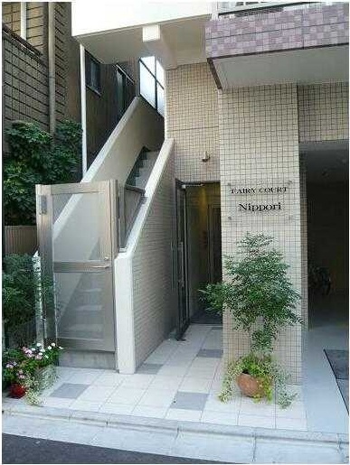 フェアリーコート日暮里のエントランス