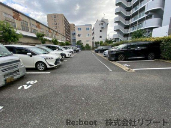 ファミリーフジ２の駐車場