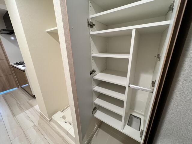 ガリシア中野新橋の収納|※別号室のため室内フローリング等配色が異なります。