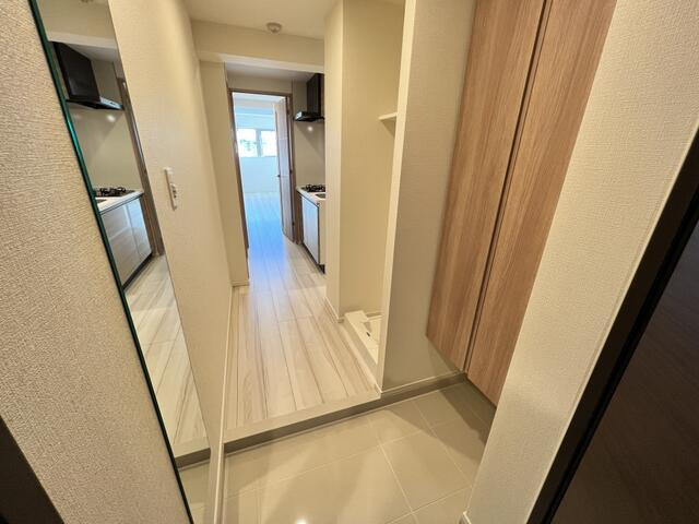 ガリシア中野新橋の玄関|※別号室のため室内フローリング等配色が異なります。