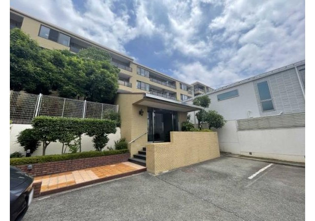 マンション雪谷テラスのエントランス|「石川台」駅徒歩８分！オートロック付き新耐震基準マンション、マンション雪谷テラスは即日現地案内可能となっておりますので、お気軽にお問い合わせください！