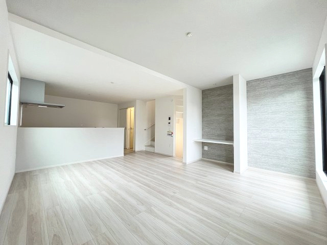 【内装】 | 大野城市白木原4丁目1期　2号棟（全2棟）【仲介手数料無料・0円】 | 施工例。リビングです。施工例は完成時と異なる場合があります。