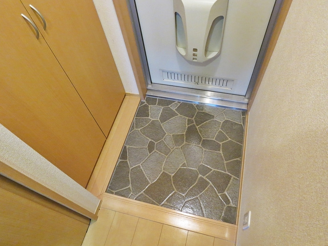 グランフィールドⅢの玄関|石畳調のオシャレな玄関スペース！