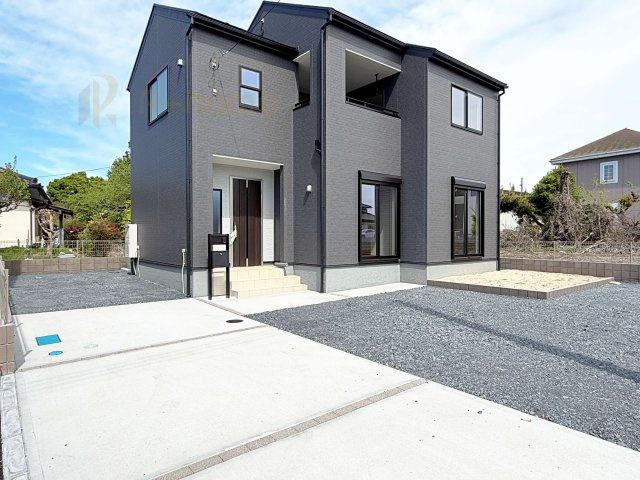 ひたちなか市足崎20期　新築戸建て　3号棟の駐車場|カースペースは3台完備。ゲスト用のスペースも確保できますね♪