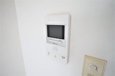 【セキュリティ】 | セイクリッド・トゥリー | TVモニターホンで急な来客でも安心ですね※別のお部屋の写真です