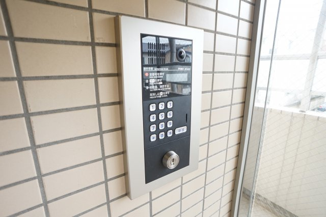 セイクリッド・トゥリーのエントランス|オートロックと防犯カメラ完備で安心です