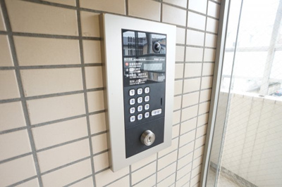 【エントランス】 | セイクリッド・トゥリー | オートロックと防犯カメラ完備で安心です