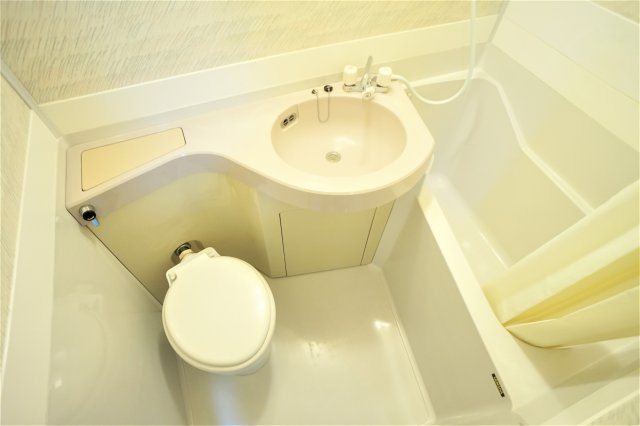 セイクリッド・トゥリーの浴室|バス・トイレ・洗面台は一緒です※別のお部屋の写真です