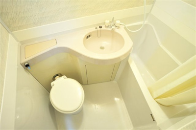 【浴室】 | セイクリッド・トゥリー | バス・トイレ・洗面台は一緒です※別のお部屋の写真です