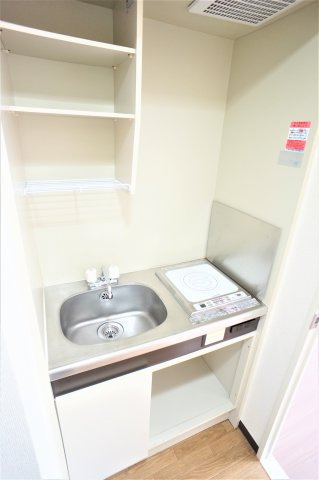 セイクリッド・トゥリーのキッチン|１口IHコンロシステムキッチンになってますよ※別のお部屋の写真です