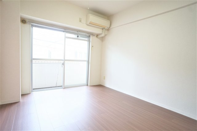 セイクリッド・トゥリーの寝室|凹凸が無いのでお部屋が広く使えますよ※別のお部屋の写真です