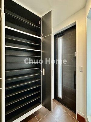 【玄関】 | 荒川区荒川8丁目中古住宅 | 【玄関】玄関には大型のシューズクローゼットを設置しておりますのでいつでもスッキリりとした空間を保てます。玄関周りを清潔に使うのはとても大事なことですよね。