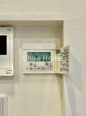 【冷暖房・空調設備】 | 荒川区荒川8丁目中古住宅 | 【床暖房】冬は足元から暖めてくれる床暖房はエアコンとは違って埃が舞いませんので健康にも良さそうですね。