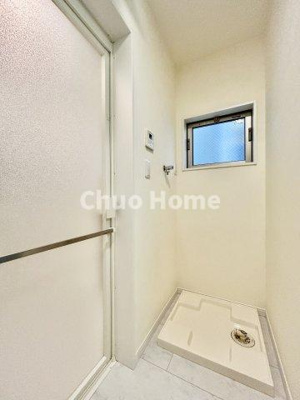 【ランドリースペース】 | 荒川区荒川8丁目中古住宅 | 【ランドリースペース】担当者がスケールを持ち歩いておりますので、ご見学時には現在お使いの洗濯機などがきちんと収まるかなどもチェックして下さい。見学前に測っておくと非常に便利だと思います。