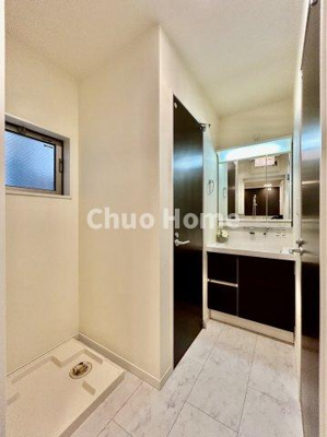 【脱衣所】 | 荒川区荒川8丁目中古住宅 | 【洗面所】明るい洗面所は朝をすっきりさせてくれる空間です。バタバタしている忙しい朝でも収納が多い洗面台では短い時間で効率良く支度ができます。