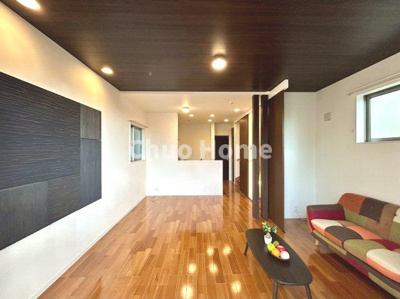 【居間・リビング】 | 荒川区荒川8丁目中古住宅 | 【居間・リビング】「ＬＤＫは家族団らんをデザイン」広いＬＤＫでは家族が集まり一緒の時間を過ごせる工夫がされております。何気ない一日の当たり前のひとコマがいつか一生の宝物になります