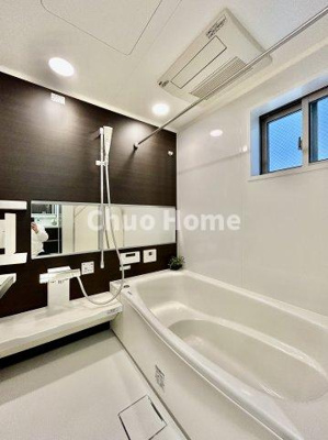 【浴室】 | 荒川区荒川8丁目中古住宅 | 【バスルーム】暖房換気乾燥機付きシステムバスルーム。暖房・冷風・換気・乾燥など、毎日を快適に過ごせるうれしい機能が揃っています。雨の日の洗濯物も安心です。