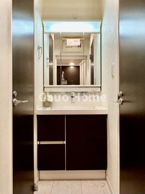 【独立洗面台】 | 荒川区荒川8丁目中古住宅 | 【洗面化粧台】洗面化粧台には三面鏡を採用。身だしなみを整えやすい事はもちろんですが、鏡の後ろに収納スペースを設ける事により、散らかりやすい洗面スペースをすっきりさせる事が出来るのも嬉しいですね