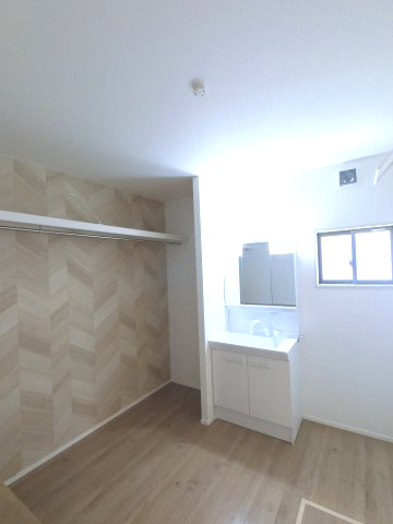 神埼市神埼町鶴１期1号棟の内観：施工例|広くて使いやすい洗面ルーム。朝もゆとりをもって準備できます♪