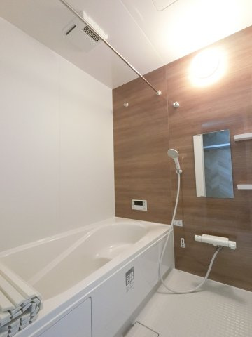 神埼市神埼町鶴１期1号棟の浴室|1日の疲れがとれる、ゆったりとしたバスルーム。便利な浴室乾燥暖房機を完備。