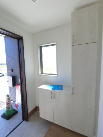 神埼市神埼町鶴１期1号棟の玄関|シューズ収納スペースも備えられた玄関です♪