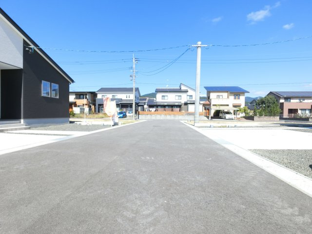 神埼市神埼町鶴１期1号棟の前面道路含む現地写真