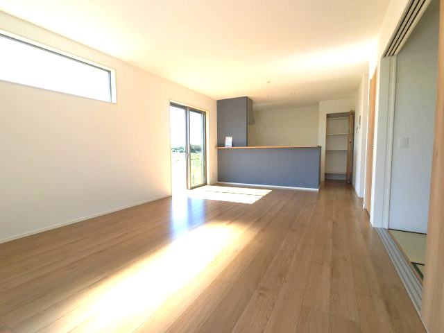 神埼市神埼町鶴１期1号棟の内観：施工例|キッチンとリビングでコミュニケーション取れるLDK♪