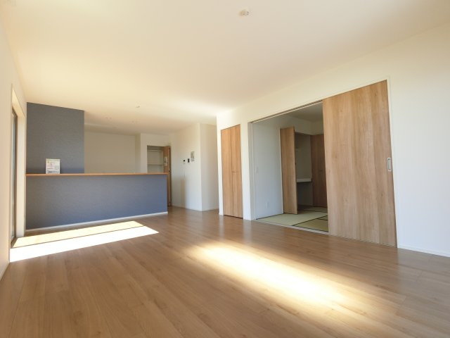 神埼市神埼町鶴１期1号棟の内観：施工例|家族が集まる中心となるリビング・ダイニング。団らんする姿が浮かびますね♪