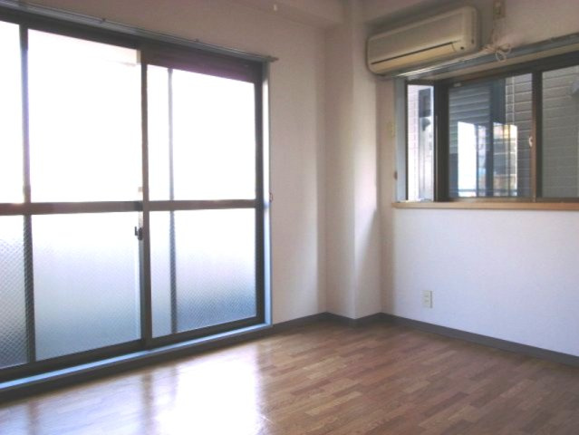 明るい角部屋、出窓付！