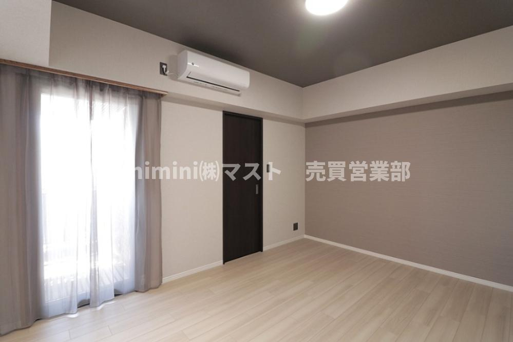 朝日プラザアルティマタワーズの洋室|◆洋室約7.7帖です。窓に面しておりますので、通風良好！収納スペースもございますのでお部屋もすっきりご利用頂けます♪
