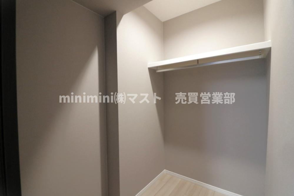 朝日プラザアルティマタワーズの収納|◆WICゆったりとしたスペースがあるため、衣類以外にも、スーツケースやトランクといった収納に困る大きな物も置けます♪
