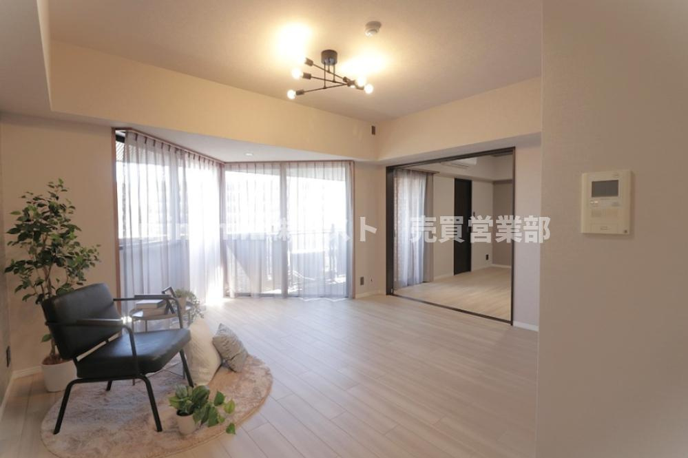 朝日プラザアルティマタワーズの居間・リビング|◆LDK約13.6帖のリビングです♪テーブルとソファーも置いて頂ける間取りです♪