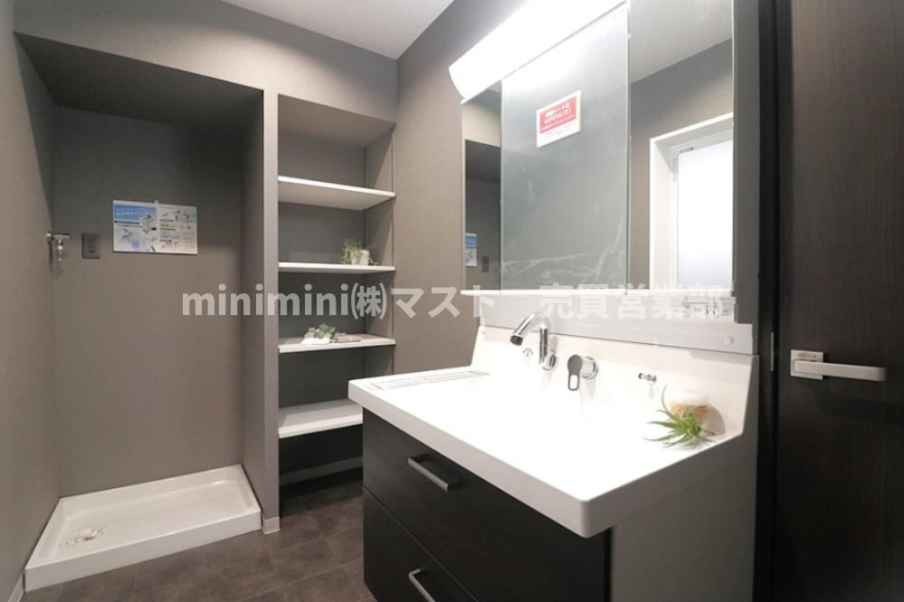 朝日プラザアルティマタワーズの独立洗面台|◆広めの洗面スペースで朝の身支度もスムーズに♪収納も充実しており、いつでも清潔感をキープできます♪
