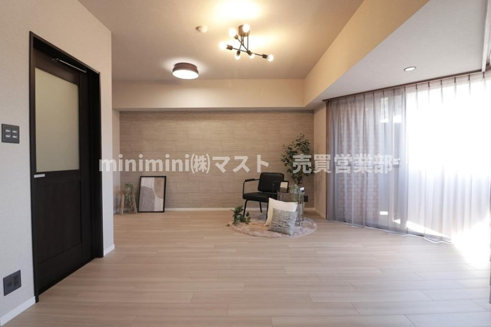 朝日プラザアルティマタワーズの居間・リビング|◆爽やかな通風と採光を存分に感じる事が出来るリビングです♪