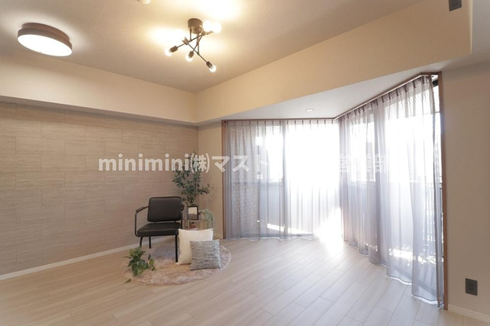 朝日プラザアルティマタワーズの居間・リビング|◆バルコニーに面したリビングは明るく風通しも良好です♪
