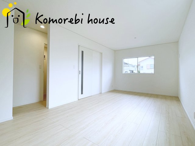 さいたま市西区土屋　第3　新築一戸建て　クレイドルガーデン　04の居間・リビング|おしゃれなリビングです