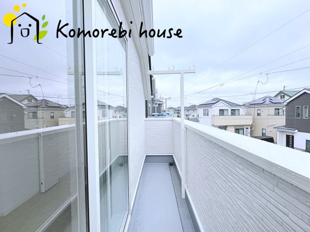 さいたま市西区土屋　第3　新築一戸建て　クレイドルガーデン　04のバルコニー|広々としたバルコニーです