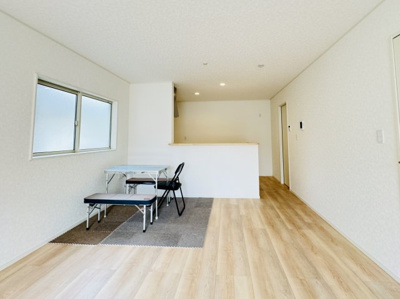 【居間・リビング】 | 三郷市戸ケ崎３丁目新築戸建【戸ヶ崎小学校：5分】 | 18帖リビングダイニングキッチン